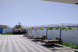 Vadpadraka Hotel And Resort