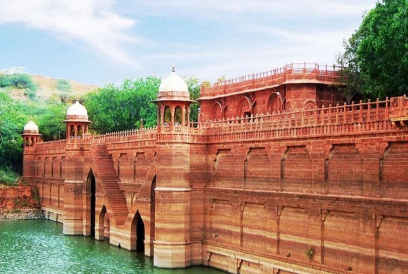 WelcomHeritage Bal Samand Lake Palace 4